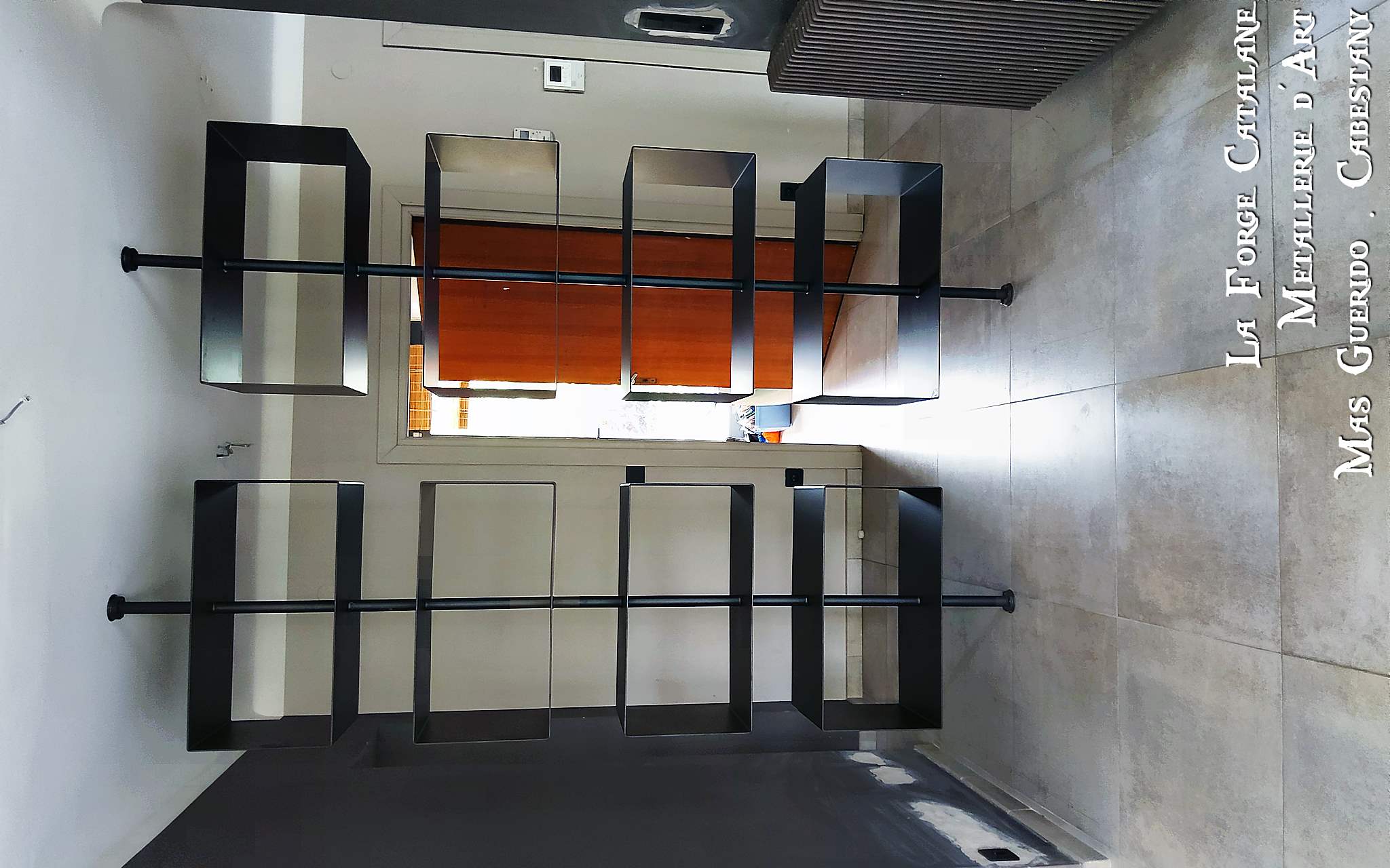 Etagere tournante moderne en fer forge catalane.jpg